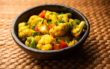 Indian phool Gobi Shimla Mirch Sabji Recipe or Capsicum Cauliflower Sabzi  - a healthy and homemade dry vegetable dish. 