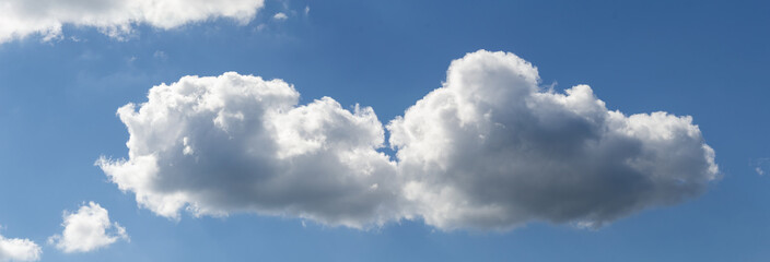 illustration d'un magnifique ciel bleu avec ses nuages blanc et gris