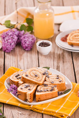 Swiss roll cake con chocolate chips.