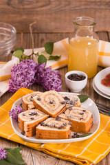 Swiss roll cake con chocolate chips.