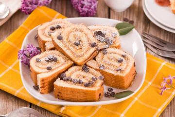 Swiss roll cake con chocolate chips.