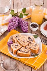 Swiss roll cake con chocolate chips.