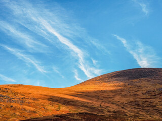 Fototapeta premium Minimalistic beautiful mountain scenery with golden light on slo
