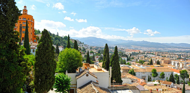 Das Viertel El Realejo in Granada mit der Sierra Nevada im Hintergrund. Granada ist eine der meistbesuchten Städte in Andalusien und Spanien.
