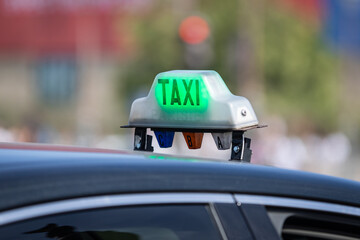 panneau de voiture taxi passant au vert