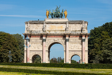 Fototapeta na wymiar Arc de triomphe du Carrousel à Paris