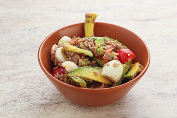Salad with tuna and avocado