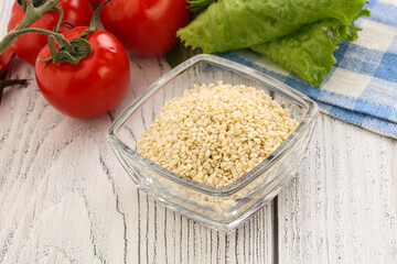 Raw sesame seeds in the bowl