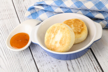 Baked cheesecakes with fruit jam