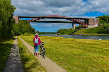 Radfahrerin an der Levensauer Hochbrücke bei Kiel, Nord-Ostsee-Kanal