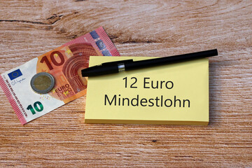 Notizblock mit dem Text 12 Euro Mindestlohn.