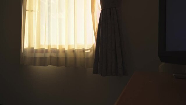 夏の日の夕暮れ時の、風に揺れる、窓際のレースのカーテン
