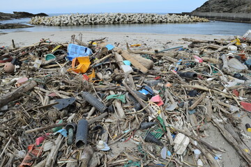 海岸の漂着物 環境問題 ゴミ問題 - obrazy, fototapety, plakaty
