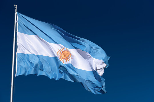 BANDERA ARGENTINA FLAMEANDO HACIA LA DERECHA. FOTOGRAFIA HORIZONTAL, COLOR.