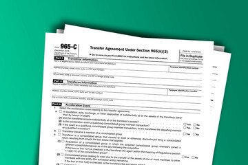 Obraz premium Form 965-C documentation published IRS USA 01.28.2020. American tax document on colored