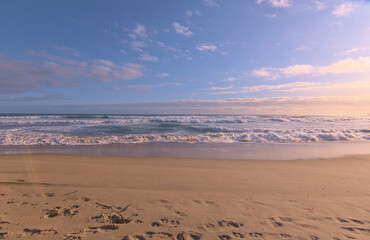 mar tranquilo en la costa, cerca de la puesta del sol