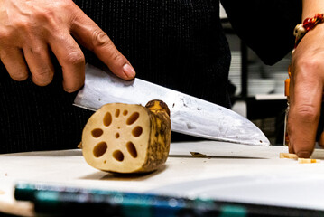 Raiz de flor de loto para preparar un delicioso plato de ramen 