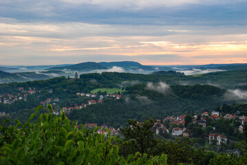 お城の上からの朝靄の景色