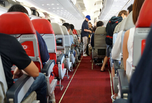飛行機の中の座席と乗客