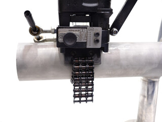 専用機械によるパイプの穴あけ