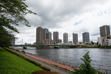 曇の日の隅田川佃方面