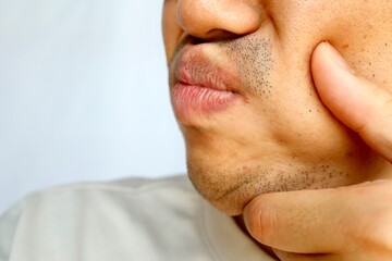 無精髭が生えたアジア人男性