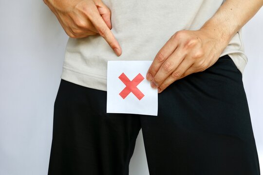 股間にバツ印を掲げている男性