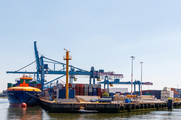 Containterkäne im Hafen von Rotterdam