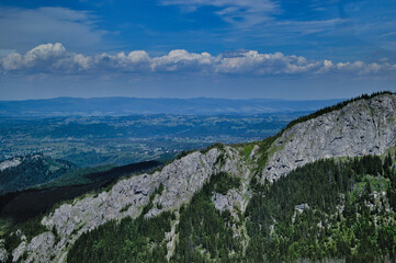 Polskie góry, Tatry, wysokie, zielone, letnie, niebieskie niebo z chmurami, majestatyczne, szerokie pejzaż.