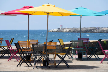 Terrasse de bar vide au bord de la mer en été
