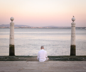Mężczyzna czytający książkę nad brzegiem Tagu w Lizbonie