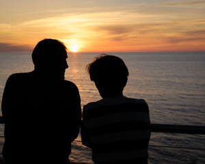 Para nad morzem Bałtykiem o zachodzie słońca