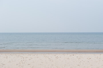 spokojne błękitne Morze Bałtyckie - obrazy, fototapety, plakaty