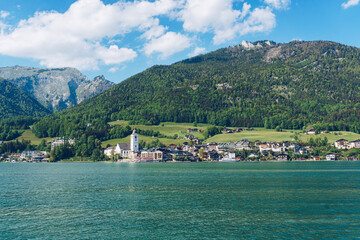 Sankt Wolfgang am Wolfgangsee mit Schafberg im Hintergrund.