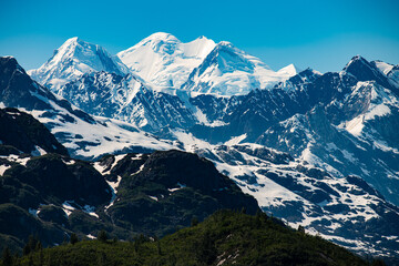 Fototapeta na wymiar Vergletscherte berge an der Glacier Bay, Alaska - Die Glacier Bay ist von hohen schneebedeckten Bergen und Gletschern umgeben