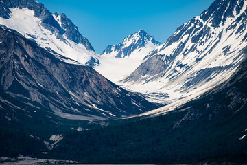 Typisches Trogtal an der Glacier Bay in Alaska  - Das Tal wurde durch die Last eines gewaltigen...