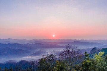 Obraz premium The view from the mountain with the morning sunrise, beautiful, with a thin mist on the ground with the color of the sky being twilight.
