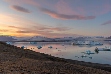 Fototapeta na wymiar der unglaubliche Gletscher in Island der Jökulsárlón beim Sonnenuntergang ein wahres Naturwunder