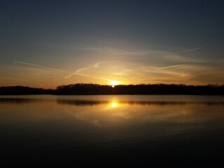 Obraz premium sunset over lake