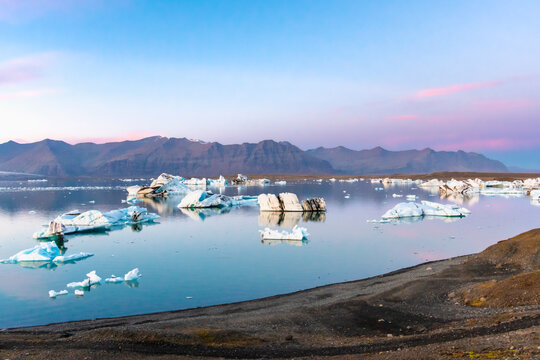 der unglaubliche Gletscher in Island der J&ouml;kuls&aacute;rl&oacute;n beim Sonnenuntergang ein wahres Naturwunder