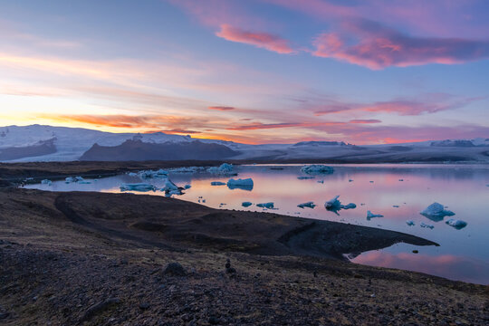 der unglaubliche Gletscher in Island der J&ouml;kuls&aacute;rl&oacute;n beim Sonnenuntergang ein wahres Naturwunder