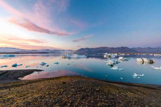 der unglaubliche Gletscher in Island der J&ouml;kuls&aacute;rl&oacute;n beim Sonnenuntergang ein wahres Naturwunder
