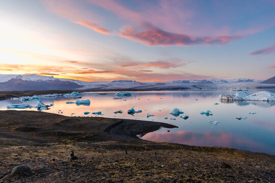 der unglaubliche Gletscher in Island der J&ouml;kuls&aacute;rl&oacute;n beim Sonnenuntergang ein wahres Naturwunder