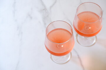 よく冷えたロゼワインのグラス