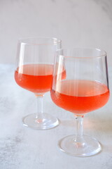 よく冷えたロゼワインのグラス