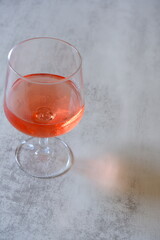 よく冷えたロゼワインのグラス