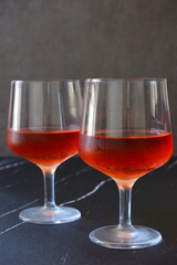 よく冷えたロゼワインのグラス