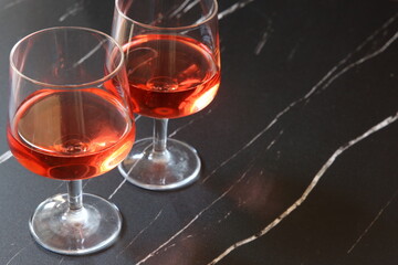 よく冷えたロゼワインのグラス