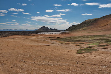 An einem Wanderweg am Zentralvulkan Kafla im Norden Islands, nahe See Víti