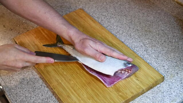 魚を捌く男性の手元